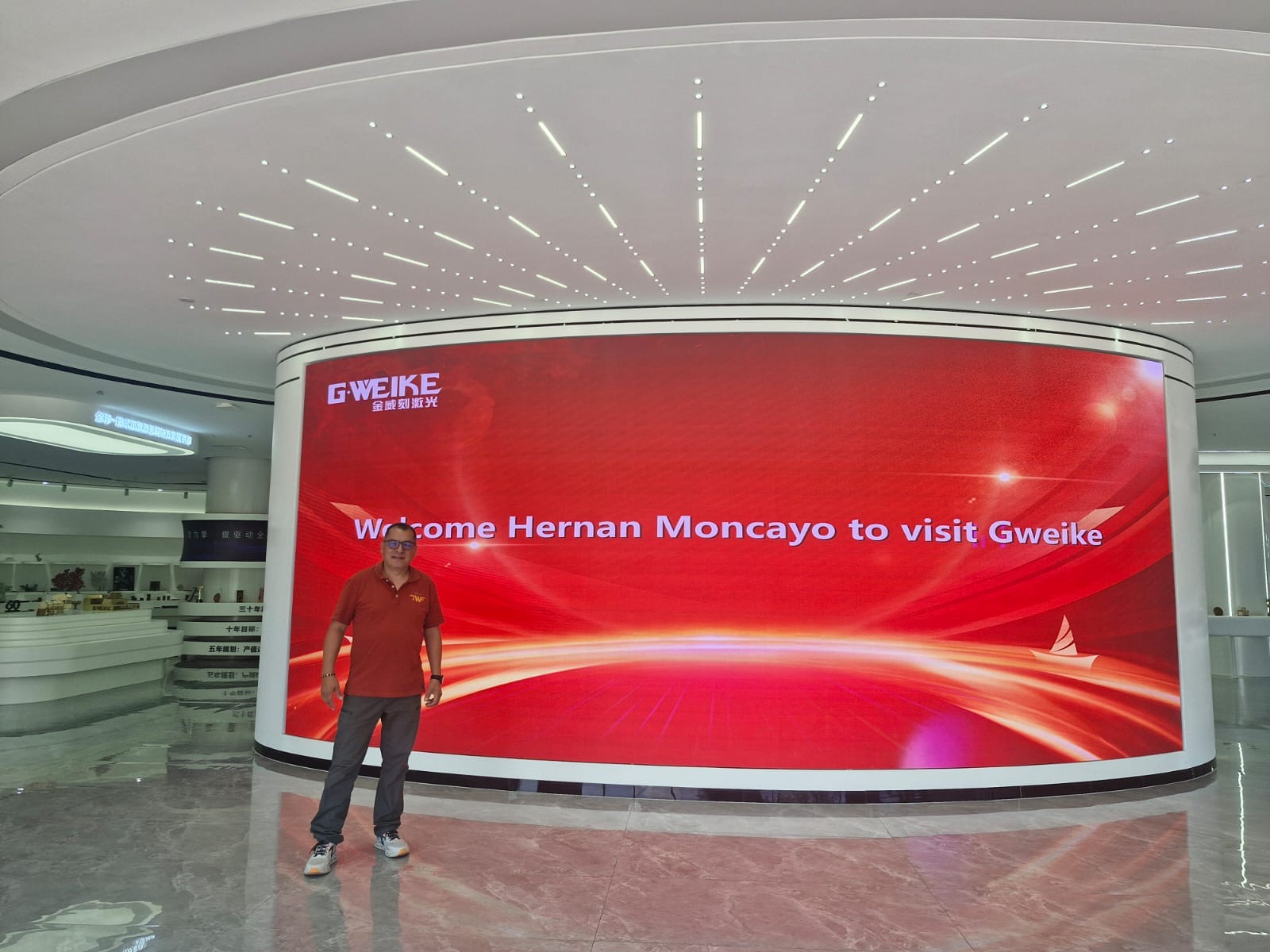 Hernán Moncayo recibido en el showroom de G.Weike en China
