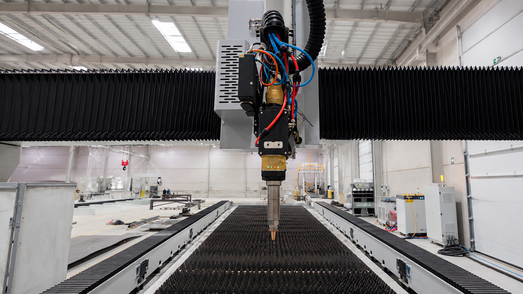 Cabezal de corte láser sobre máquina CNC de gran formato