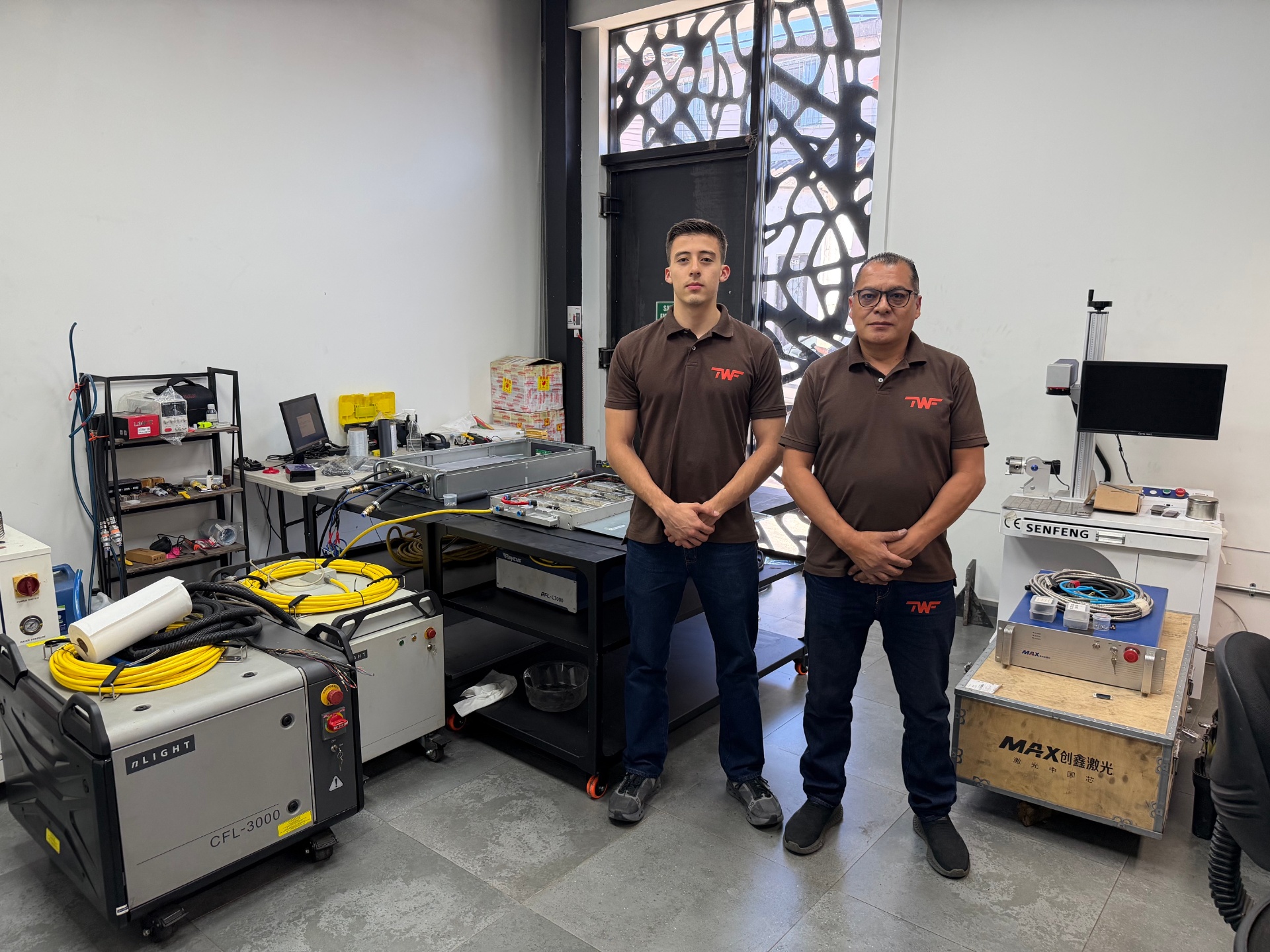 Equipo TWF en la planta de reparación con fuentes láser nLIGHT, Raycus, Max y Senfeng